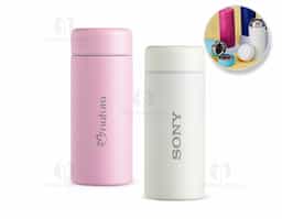 Garrafa térmica 200ml feita em aço inoxidável com tampa rosqueável.
