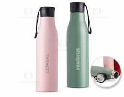 Garrafa inox 800ml com pintura colorida. Possui tampa rosqueável com alça para transporte.