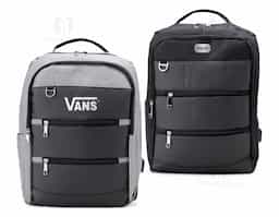 Mochila de nylon 26 Litros com detalhes em couro sintético e quatro compartimentos, sendo o principal com bolso para notebook 15,6. Com divisórias internas para acessórios, a mochila possui bolso lateral, suporte externo USB e alça para engate em malas de viagem.