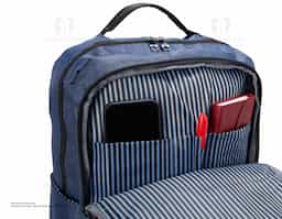 Mochila de nylon 26 Litros com detalhes em couro sintético e quatro compartimentos, sendo o principal com bolso para notebook 15,6. Com divisórias internas para acessórios, a mochila possui bolso lateral, suporte externo USB e alça para engate em malas de viagem.