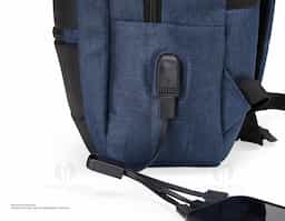 Mochila de nylon 26 Litros com detalhes em couro sintético e quatro compartimentos, sendo o principal com bolso para notebook 15,6. Com divisórias internas para acessórios, a mochila possui bolso lateral, suporte externo USB e alça para engate em malas de viagem.