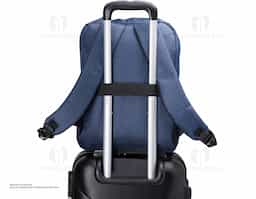 Mochila de nylon 26 Litros com detalhes em couro sintético e quatro compartimentos, sendo o principal com bolso para notebook 15,6. Com divisórias internas para acessórios, a mochila possui bolso lateral, suporte externo USB e alça para engate em malas de viagem.