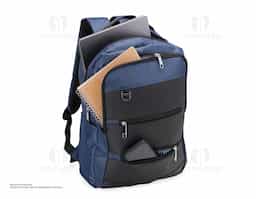 Mochila de nylon 26 Litros com detalhes em couro sintético e quatro compartimentos, sendo o principal com bolso para notebook 15,6. Com divisórias internas para acessórios, a mochila possui bolso lateral, suporte externo USB e alça para engate em malas de viagem.