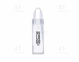 Sacola plástica para gelo com alça. Icebag serve para transportar garrafas exemplo: vinho, champagne, vodka... Basta colocar gelo e transportar seu cooler prático. OBS.: Para prolongar a vida útil do material pvc, atente-se as condições ideais de armazenamento: mantenha o material em local seco e arejado, livre da exposição ao sol e altas temperaturas. Após a utilização da icebag com gelo, certifique-se de secar completamente o material antes de guardá-lo, pois o armazenamento deste em estado úmido poderá comprometer a sua vida útil.