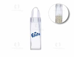 Sacola plástica para gelo com alça. Icebag serve para transportar garrafas exemplo: vinho, champagne, vodka... Basta colocar gelo e transportar seu cooler prático. OBS.: Para prolongar a vida útil do material pvc, atente-se as condições ideais de armazenamento: mantenha o material em local seco e arejado, livre da exposição ao sol e altas temperaturas. Após a utilização da icebag com gelo, certifique-se de secar completamente o material antes de guardá-lo, pois o armazenamento deste em estado úmido poderá comprometer a sua vida útil.