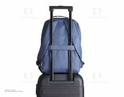 Mochila de nylon 21 litros com dois compartimentos, sendo o principal com bolso para notebook 156. Com divisórias internas para acessórios, a mochila possui bolso lateral, suporte externo usb e alça para encaixe em malas de viagem. 40x30x18