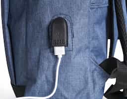 Mochila de nylon 21 litros com dois compartimentos, sendo o principal com bolso para notebook 156. Com divisórias internas para acessórios, a mochila possui bolso lateral, suporte externo usb e alça para encaixe em malas de viagem. 40x30x18