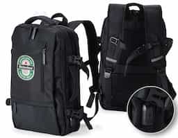 Mochila de nylon 20 litros com quatro compartimentos, sendo o principal com bolso para notebook 15,6 e tablet 12,4. Com divisórias internas para acessórios e porta chave, a mochila possui adaptador USB externo, alça para encaixe em malas de viagem, alças de compensação, duas alças de mãos, área costada com revestimento espumado e alças para as costas com faixas refletivas e revestimento espumado 44x28x17