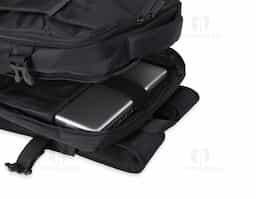 Mochila de nylon 20 litros com quatro compartimentos, sendo o principal com bolso para notebook 15,6 e tablet 12,4. Com divisórias internas para acessórios e porta chave, a mochila possui adaptador USB externo, alça para encaixe em malas de viagem, alças de compensação, duas alças de mãos, área costada com revestimento espumado e alças para as costas com faixas refletivas e revestimento espumado 44x28x17
