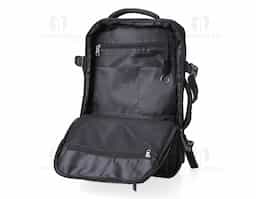 Mochila de nylon 20 litros com quatro compartimentos, sendo o principal com bolso para notebook 15,6 e tablet 12,4. Com divisórias internas para acessórios e porta chave, a mochila possui adaptador USB externo, alça para encaixe em malas de viagem, alças de compensação, duas alças de mãos, área costada com revestimento espumado e alças para as costas com faixas refletivas e revestimento espumado 44x28x17