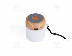 Caixa de som multimídia com luzes, material plástico. Operante nos modos Bluetooth, rádio FM, pen drive e cartão TF (MicroSD). Base antiderrapante. Acompanha cabo USB e cordão de nylon