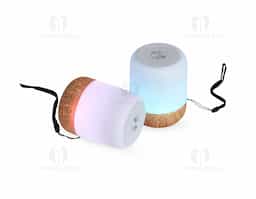 Caixa de som multimídia com luzes, material plástico. Operante nos modos Bluetooth, rádio FM, pen drive e cartão TF (MicroSD). Base antiderrapante. Acompanha cabo USB e cordão de nylon