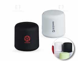 Caixa de som bluetooth com conectividade TWS, material plástico. A tecnologia TWS sincroniza duas caixas de som em uma só, aumentando a potência sonora. Contém microfone embutido para atendimento de chamadas telefônicas. Base de silicone antiderrapante. Acompanha cordão de nylon e cabo USB-V8.