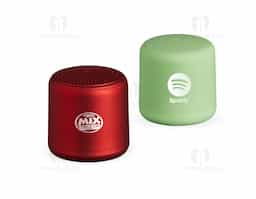Caixa de som bluetooth com conectividade TWS, material plástico. A tecnologia TWS sincroniza duas caixas de som em uma só, aumentando a potência sonora. Contém microfone embutido para atendimento de chamadas telefônicas. Base de silicone antiderrapante. Acompanha cordão de nylon e cabo USB-V8.