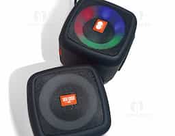 Caixa de som multimídia com conectividade TWS, luzes RGB e suporte para celular. Material plástico com base antiderrapante. Operante nos modos bluetooth, rádio FM, auxiliar P2, pen drive e cartão TF (MicroSD). A tecnologia TWS sincroniza duas caixas de som em uma só, aumentando a potência sonora. Acompanha cordão de nylon e cabo USB-V8.