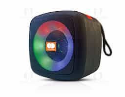 Caixa de som multimídia com conectividade TWS, luzes RGB e suporte para celular. Material plástico com base antiderrapante. Operante nos modos bluetooth, rádio FM, auxiliar P2, pen drive e cartão TF (MicroSD). A tecnologia TWS sincroniza duas caixas de som em uma só, aumentando a potência sonora. Acompanha cordão de nylon e cabo USB-V8.