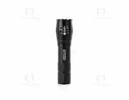Lanterna led recarregável com zoom de regulagem e três estágios de iluminação, material metálico. Acompanha cordão de nylon e cabo USB-V8