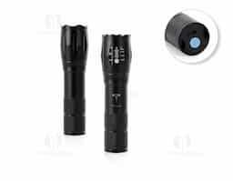 Lanterna led recarregável com zoom de regulagem e três estágios de iluminação, material metálico. Acompanha cordão de nylon e cabo USB-V8