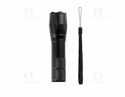 Lanterna led recarregável com zoom de regulagem e três estágios de iluminação, material metálico. Acompanha cordão de nylon e cabo USB-V8