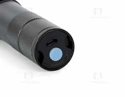 Lanterna led recarregável com zoom de regulagem e três estágios de iluminação, material metálico. Acompanha cordão de nylon e cabo USB-V8