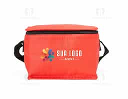 Bolsa térmica confeccionada em TNT impermeável, desenvolvida para oferecer praticidade em usos rápidos e deslocamentos do dia a dia. Possui capacidade máxima de até 5 litros e fechamento em zíper, garantindo melhor vedação e segurança no transporte. O revestimento térmico interno em alumínio contribui para a manutenção da temperatura de alimentos e bebidas por mais tempo. Conta com alça fixa em nylon, que proporciona conforto e facilidade ao carregar. Um brinde corporativo funcional, leve e de uso recorrente, ideal para ações que valorizam utilidade real.