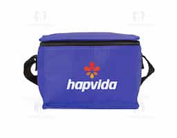Bolsa térmica confeccionada em TNT impermeável, desenvolvida para oferecer praticidade em usos rápidos e deslocamentos do dia a dia. Possui capacidade máxima de até 5 litros e fechamento em zíper, garantindo melhor vedação e segurança no transporte. O revestimento térmico interno em alumínio contribui para a manutenção da temperatura de alimentos e bebidas por mais tempo. Conta com alça fixa em nylon, que proporciona conforto e facilidade ao carregar. Um brinde corporativo funcional, leve e de uso recorrente, ideal para ações que valorizam utilidade real.