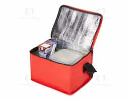 Bolsa térmica confeccionada em TNT impermeável, desenvolvida para oferecer praticidade em usos rápidos e deslocamentos do dia a dia. Possui capacidade máxima de até 5 litros e fechamento em zíper, garantindo melhor vedação e segurança no transporte. O revestimento térmico interno em alumínio contribui para a manutenção da temperatura de alimentos e bebidas por mais tempo. Conta com alça fixa em nylon, que proporciona conforto e facilidade ao carregar. Um brinde corporativo funcional, leve e de uso recorrente, ideal para ações que valorizam utilidade real.