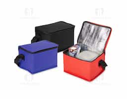 Bolsa térmica confeccionada em TNT impermeável, desenvolvida para oferecer praticidade em usos rápidos e deslocamentos do dia a dia. Possui capacidade máxima de até 5 litros e fechamento em zíper, garantindo melhor vedação e segurança no transporte. O revestimento térmico interno em alumínio contribui para a manutenção da temperatura de alimentos e bebidas por mais tempo. Conta com alça fixa em nylon, que proporciona conforto e facilidade ao carregar. Um brinde corporativo funcional, leve e de uso recorrente, ideal para ações que valorizam utilidade real.