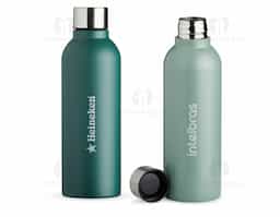 Garrafa de 800ml em inox com acabamento fosco e tampa rosqueável, oferecendo praticidade e segurança no transporte. Possui design funcional e boa capacidade para o consumo diário de água, sendo uma opção útil para ambientes corporativos, deslocamentos e rotina diária.