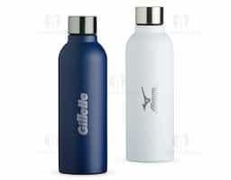 Garrafa de 800ml em inox com acabamento fosco e tampa rosqueável, oferecendo praticidade e segurança no transporte. Possui design funcional e boa capacidade para o consumo diário de água, sendo uma opção útil para ambientes corporativos, deslocamentos e rotina diária.