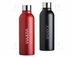Garrafa de 800ml em inox com acabamento fosco e tampa rosqueável, oferecendo praticidade e segurança no transporte. Possui design funcional e boa capacidade para o consumo diário de água, sendo uma opção útil para ambientes corporativos, deslocamentos e rotina diária.