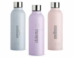 Garrafa de 800ml em inox com acabamento fosco e tampa rosqueável, oferecendo praticidade e segurança no transporte. Possui design funcional e boa capacidade para o consumo diário de água, sendo uma opção útil para ambientes corporativos, deslocamentos e rotina diária.