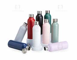 Garrafa de 800ml em inox com acabamento fosco e tampa rosqueável, oferecendo praticidade e segurança no transporte. Possui design funcional e boa capacidade para o consumo diário de água, sendo uma opção útil para ambientes corporativos, deslocamentos e rotina diária.