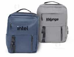 Mochila de nylon 23 Litros com 3 compartimentos, sendo o principal com bolso para notebook 15,6. Com divisórias internas para acessórios, a mochila possui bolso lateral, suporte externo USB e alça para encaixe em malas e viagens.41x30x19