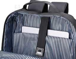 Mochila de nylon 23 Litros com 3 compartimentos, sendo o principal com bolso para notebook 15,6. Com divisórias internas para acessórios, a mochila possui bolso lateral, suporte externo USB e alça para encaixe em malas e viagens.41x30x19