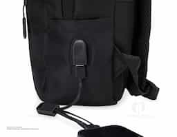 Mochila de nylon 23 Litros com 3 compartimentos, sendo o principal com bolso para notebook 15,6. Com divisórias internas para acessórios, a mochila possui bolso lateral, suporte externo USB e alça para encaixe em malas e viagens.41x30x19