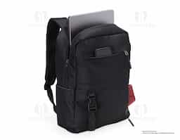 Mochila de nylon 23 Litros com 3 compartimentos, sendo o principal com bolso para notebook 15,6. Com divisórias internas para acessórios, a mochila possui bolso lateral, suporte externo USB e alça para encaixe em malas e viagens.41x30x19