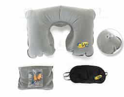  Kit viagem com 3 peças, contém: travesseiro inflável(revestido de veludo), máscara para olhos de cetim(revestido com espuma) e um par de protetor auricular. Travesseiro colorido, máscara sempre preta e protetor sempre laranja. Acompanha uma necessaire colorida de veludo para guardar o kit.