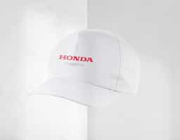 Boné modelo americano  , confeccionado em tecido brim flextop 100% algodão , parte interna com entretela e acabamento com carneira em brim , botão encapado , fechamento com regulador em velcro .