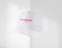 Boné modelo 6 gomos , confeccionado em tecido brim luxpremium pesado peletizado 100% algodão , com detalhes em ilhós , parte interna com entretela inteligente e acabamento com carneira em brim , 6 costuras na aba , botão encapado , fechamento com regulador em velcro .