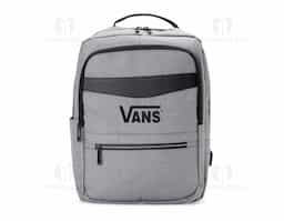 Mochila de nylon 22 Litros com detalhes em couro sintético e três compartimentos, sendo o principal com bolso para notebook 15,6. Mochila possui bolso lateral e suporte externo usb.
