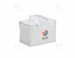 Bolsa térmica confeccionada em TNT, com capacidade aproximada de 6 litros, ideal para o transporte prático de alimentos e bebidas no dia a dia. Leve e de fácil manuseio, auxilia na conservação da temperatura por mais tempo. Seu formato funcional torna o produto versátil para diferentes ocasiões, sendo também uma alternativa adequada para ações promocionais e brindes corporativos.