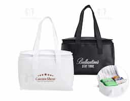 Bolsa térmica confeccionada em TNT, com capacidade aproximada de 6 litros, ideal para o transporte prático de alimentos e bebidas no dia a dia. Leve e de fácil manuseio, auxilia na conservação da temperatura por mais tempo. Seu formato funcional torna o produto versátil para diferentes ocasiões, sendo também uma alternativa adequada para ações promocionais e brindes corporativos.