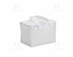 Bolsa térmica confeccionada em TNT, com capacidade aproximada de 6 litros, ideal para o transporte prático de alimentos e bebidas no dia a dia. Leve e de fácil manuseio, auxilia na conservação da temperatura por mais tempo. Seu formato funcional torna o produto versátil para diferentes ocasiões, sendo também uma alternativa adequada para ações promocionais e brindes corporativos.
