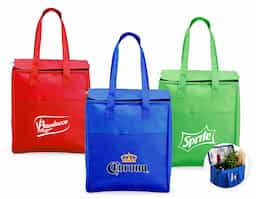 Bolsa térmica em TNT 9 litros com bolso frontal.