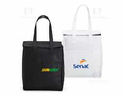Bolsa térmica em TNT 9 litros com bolso frontal.