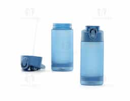 Squeeze plástico com capacidade de 550ml. Possui tampa rosqueável com bico de canudo, tampa protetora e botão de acionamento. Squeeze com acabamento fosco, detalhe emborrachado na parte inferior e alça para transporte.