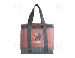 Bolsa térmica confeccionada em poliéster, com capacidade de 15 litros, ideal para conservar alimentos e bebidas por mais tempo. Possui alça de mão em nylon, que facilita o transporte e garante maior conforto no uso. Resistente e funcional, é uma excelente opção de brinde corporativo prático e de grande utilidade no dia a dia.