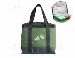 Bolsa térmica confeccionada em poliéster, com capacidade de 15 litros, ideal para conservar alimentos e bebidas por mais tempo. Possui alça de mão em nylon, que facilita o transporte e garante maior conforto no uso. Resistente e funcional, é uma excelente opção de brinde corporativo prático e de grande utilidade no dia a dia.