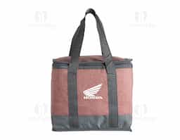 Bolsa térmica confeccionada em poliéster, com capacidade de 15 litros, ideal para conservar alimentos e bebidas por mais tempo. Possui alça de mão em nylon, que facilita o transporte e garante maior conforto no uso. Resistente e funcional, é uma excelente opção de brinde corporativo prático e de grande utilidade no dia a dia.